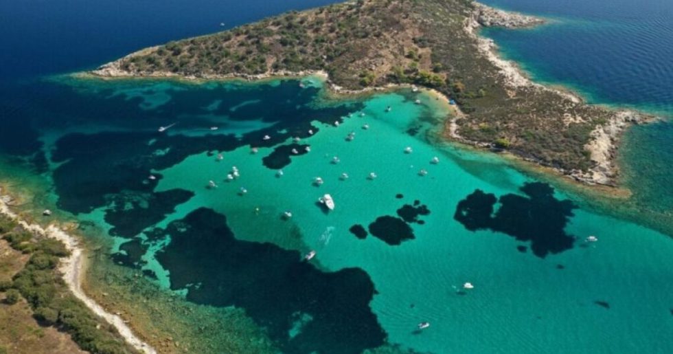 Πλατιά χαμόγελα και ανησυχητικές σκιές στη Σιθωνία